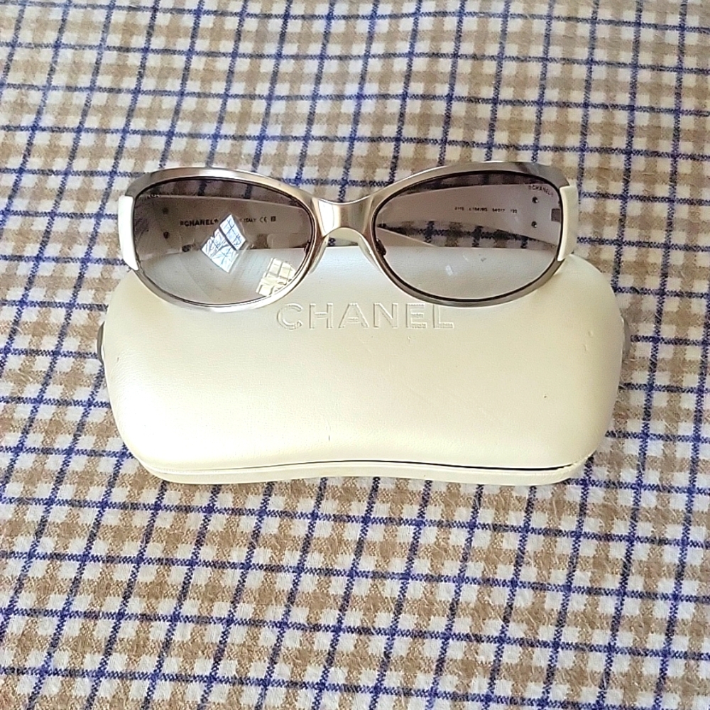 Like new condition Chanel sunglasse with original box 100% grantees authentic